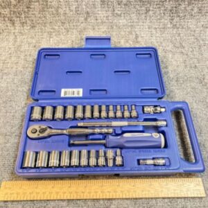 What is the difference between a ratchet set and a socket set