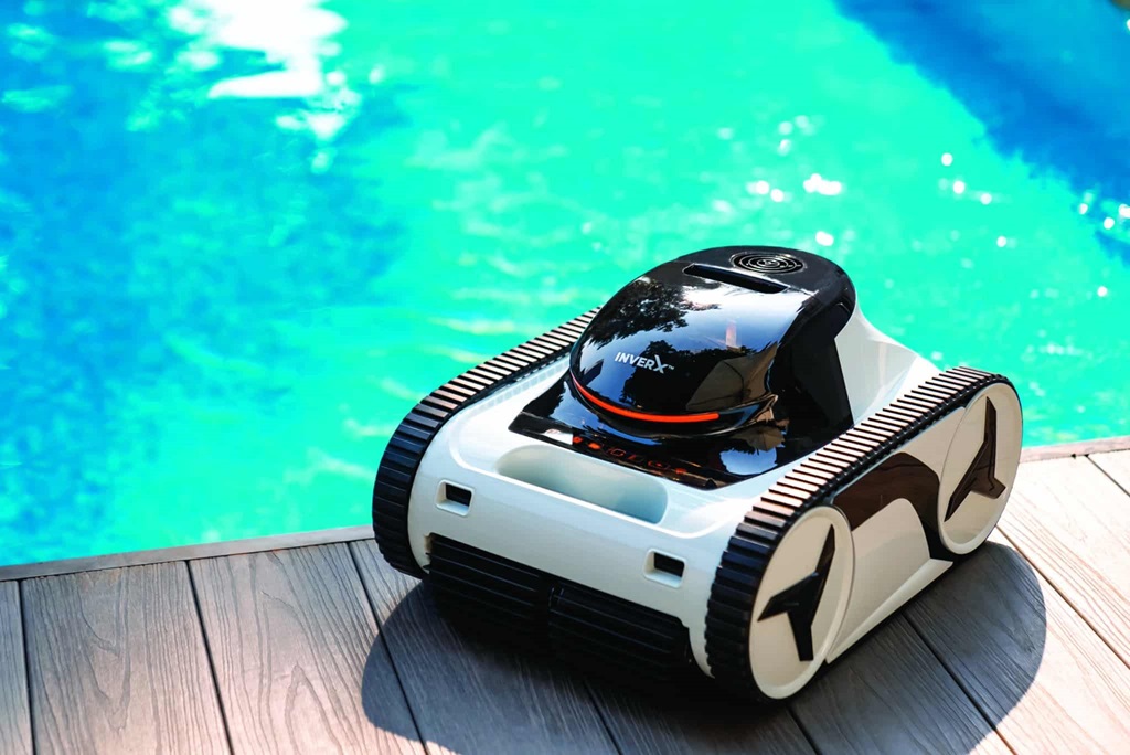 Cordless robotic pool vacuum