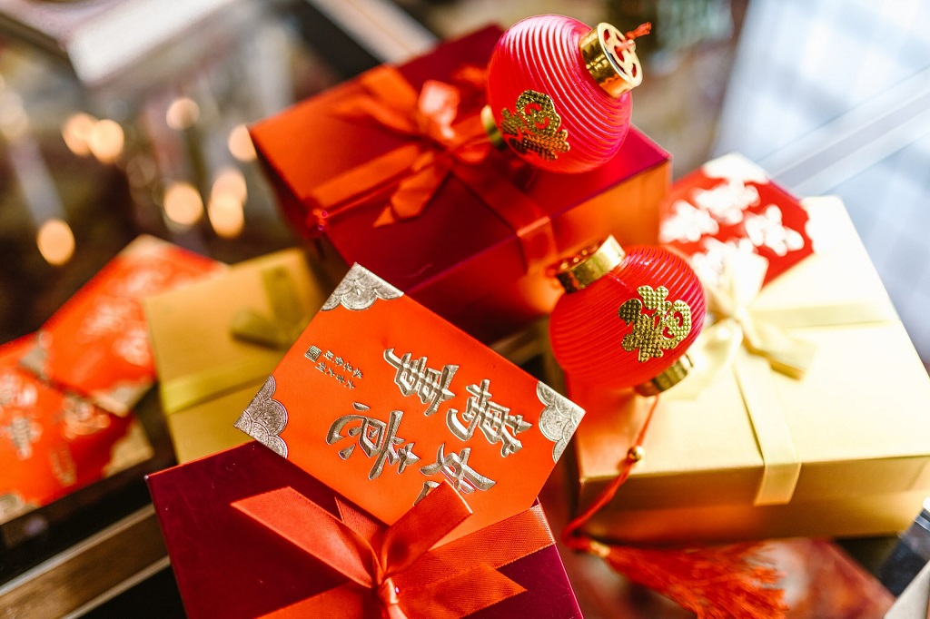 What is an appropriate gift to give for Chinese New Year