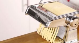 Top pasta makers of 2025 displayed on kitchen counter